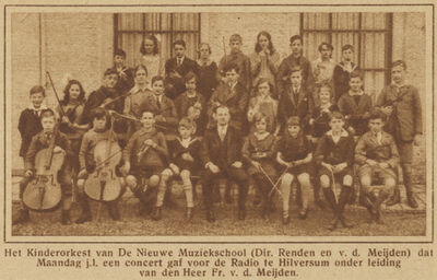 871154 Groepsportret van leden en dirigent Fr. van der Meijden van het kinderorkest van de Nieuwe Muziekschool ...